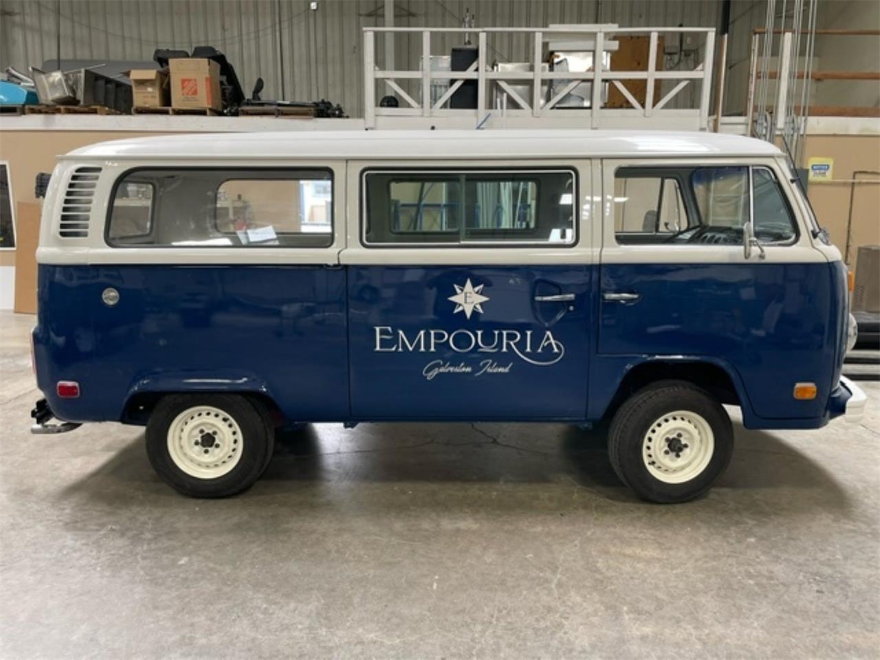 Volkswagen-Vanagon-1975-Blue-and-White-Blue-3