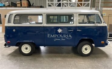 Volkswagen-Vanagon-1975-Blue-and-White-Blue-4