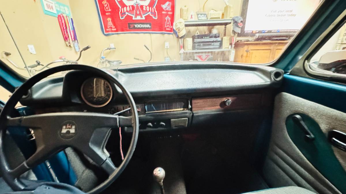 Volkswagen-beetle-convertible-1973-blue-7