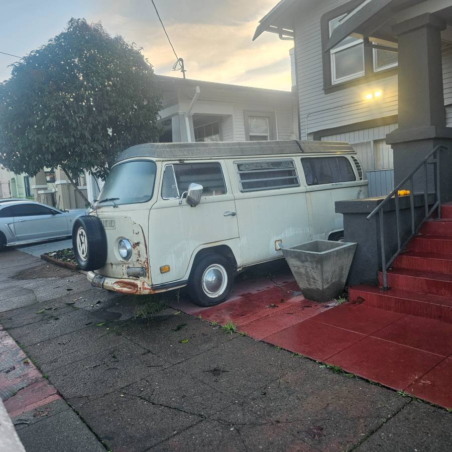 Volkswagen-bus-1970-white-4