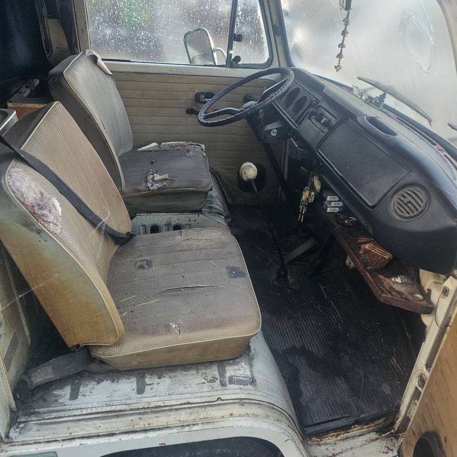 Volkswagen-bus-1970-white-9