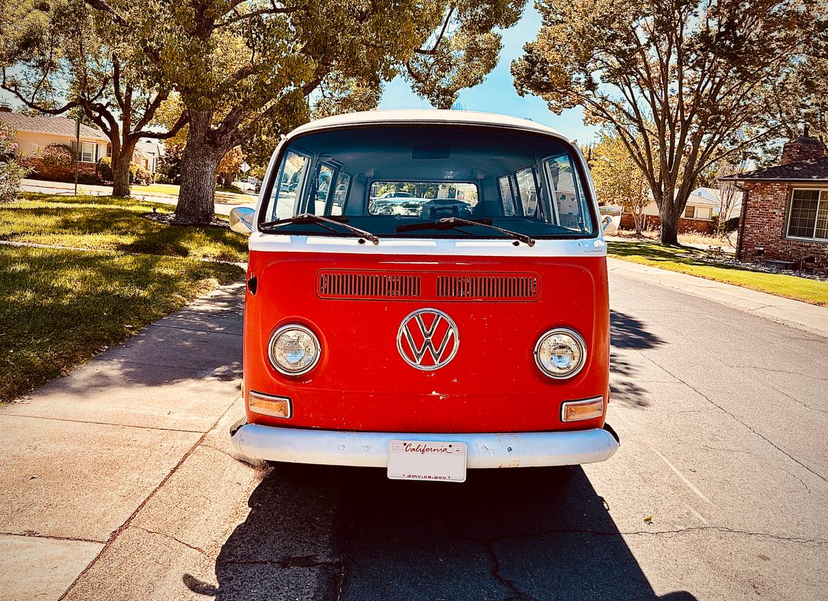Volkswagen-bus-1972-red