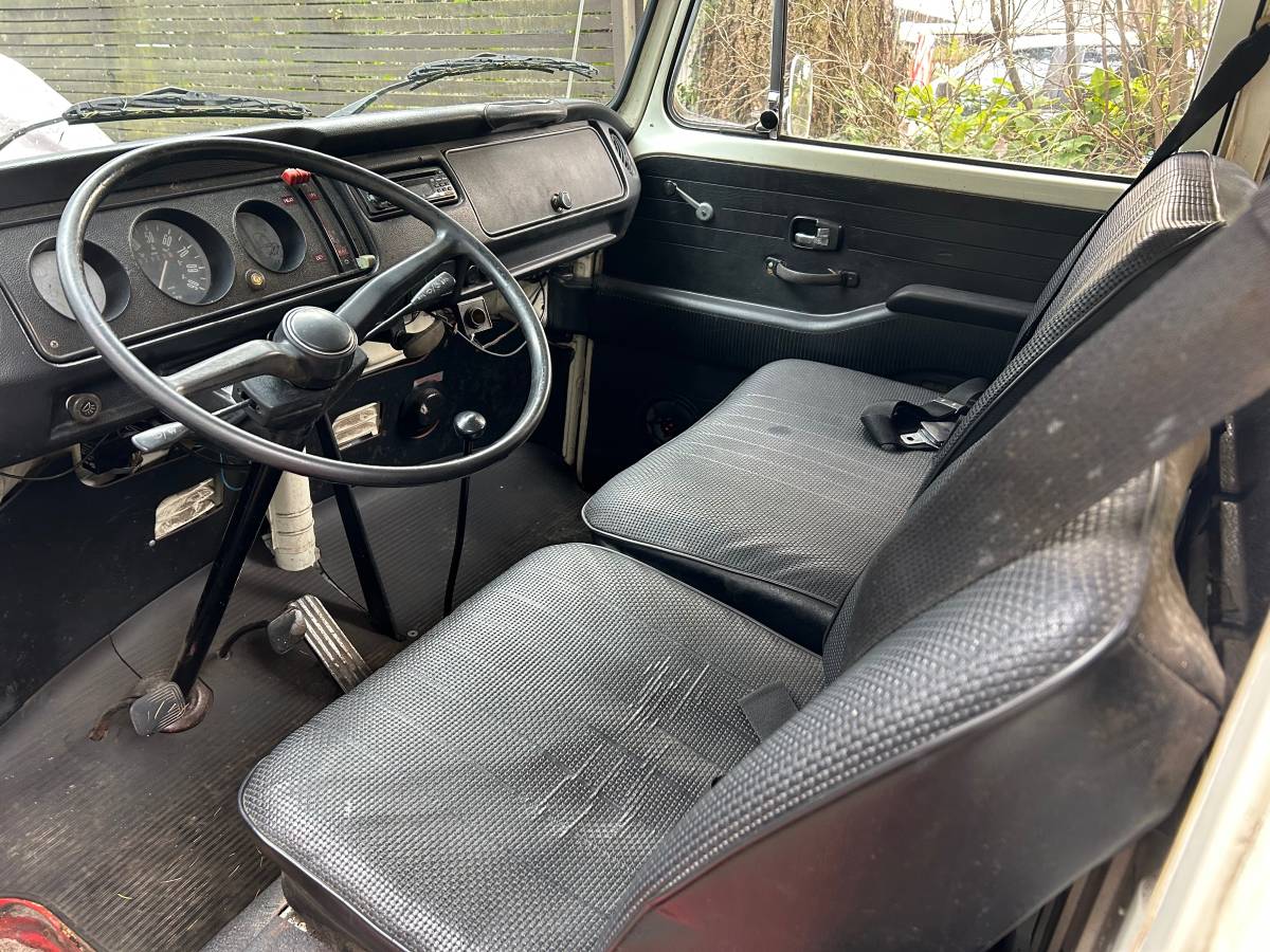 Volkswagen-bus-1973-red-2