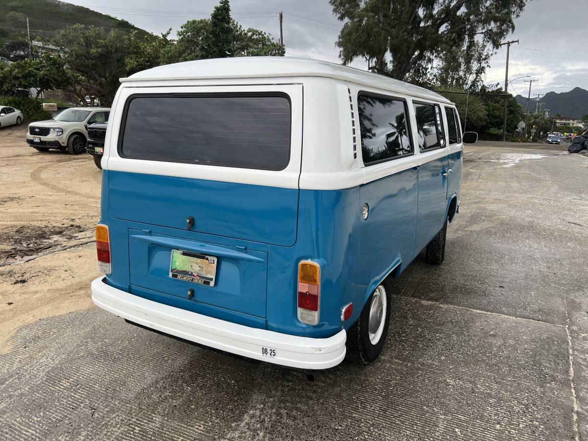 Volkswagen-bus-1976-blue-1