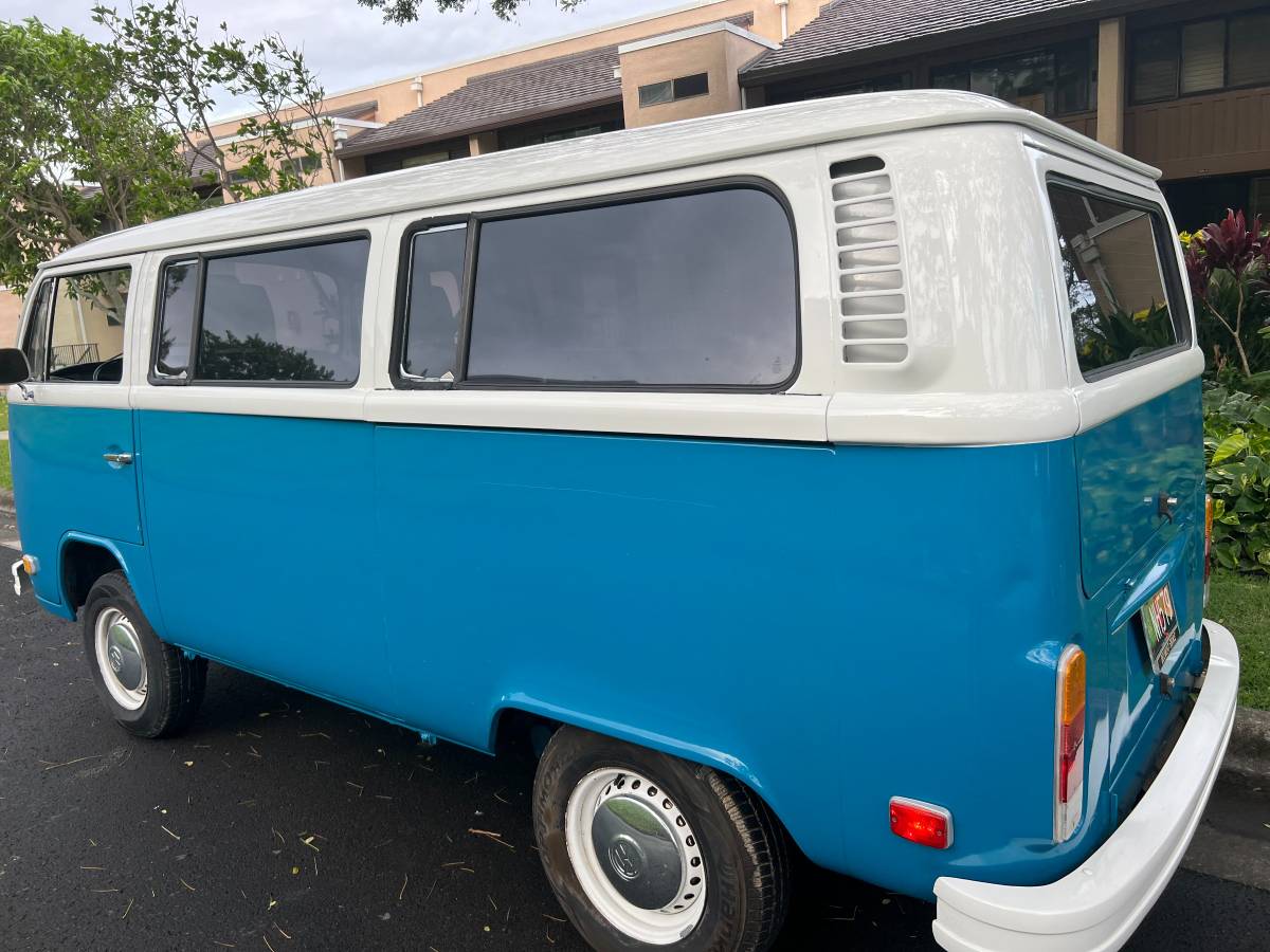 Volkswagen-bus-1976-blue-17