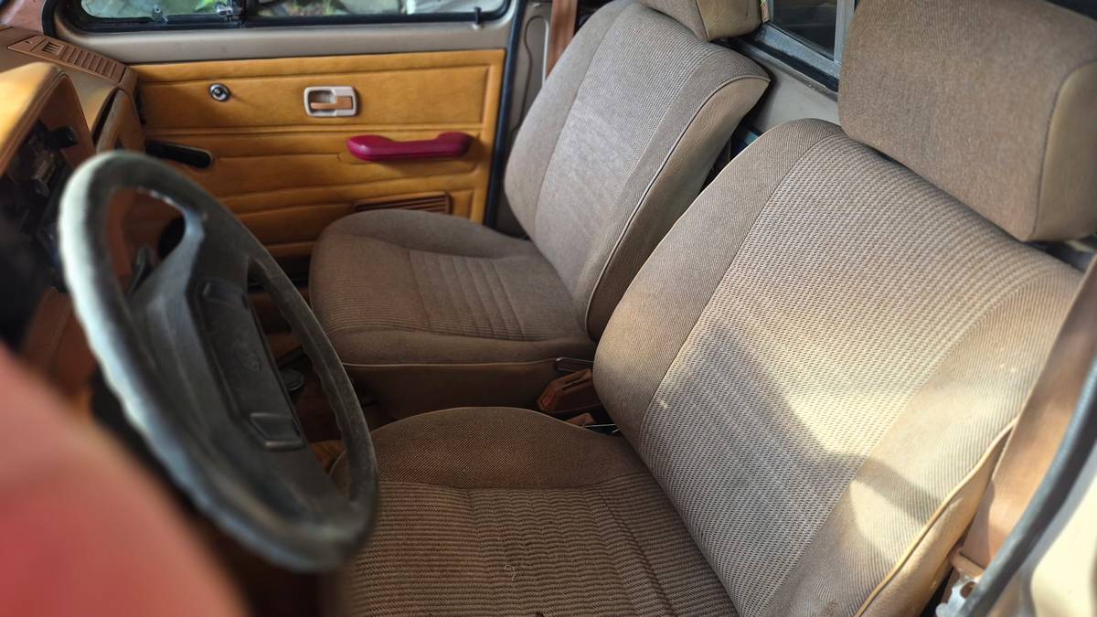 Volkswagen-caddy-1981-12