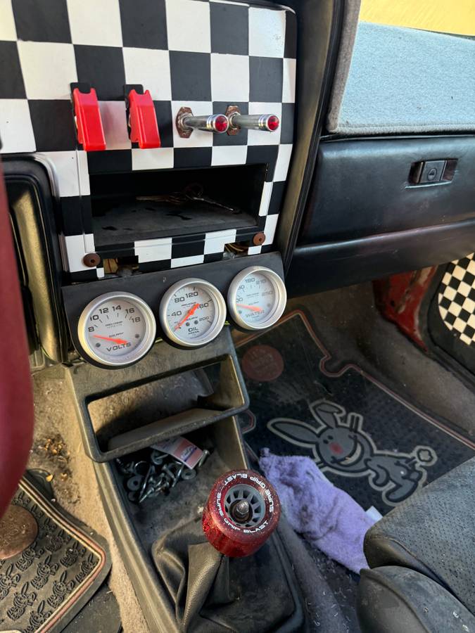 Volkswagen-caddy-1981-black-9