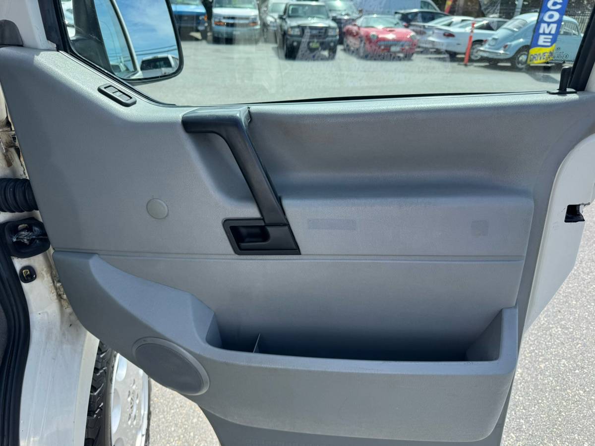 Volkswagen-eurovan-panel-van-1995-white-10