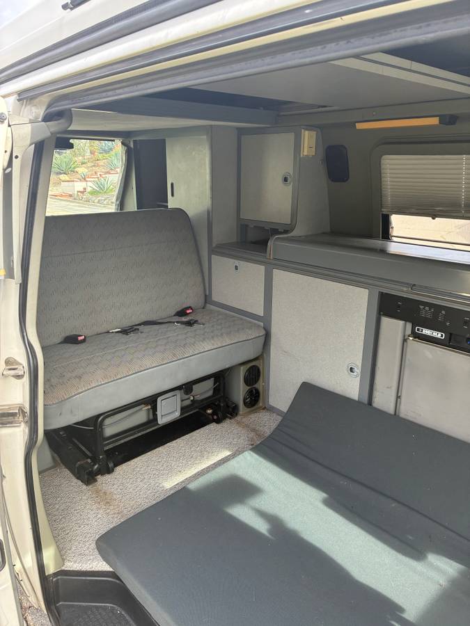 Volkswagen-eurovan-panel-van-1995-white-10