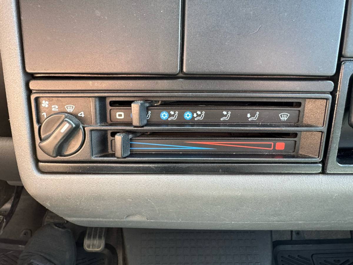 Volkswagen-eurovan-panel-van-1995-white-19