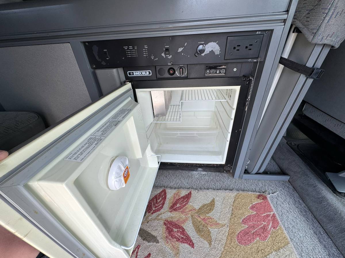 Volkswagen-eurovan-panel-van-1995-white-28