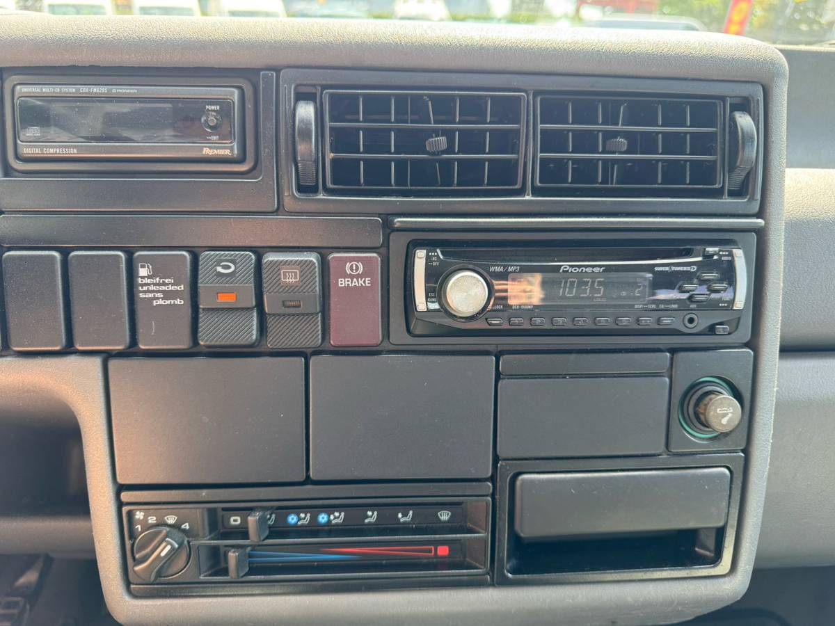 Volkswagen-eurovan-panel-van-1995-white-35