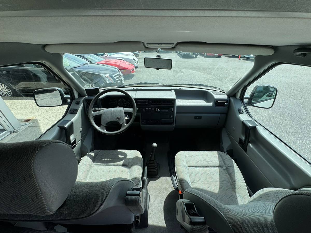 Volkswagen-eurovan-panel-van-1995-white-37