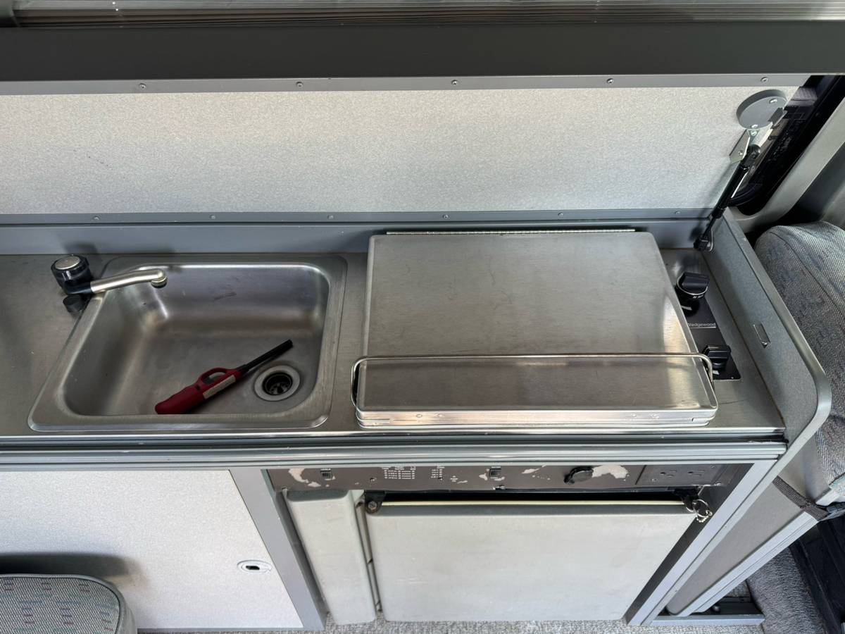 Volkswagen-eurovan-panel-van-1995-white-38