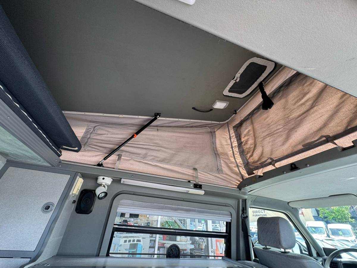 Volkswagen-eurovan-panel-van-1995-white-39