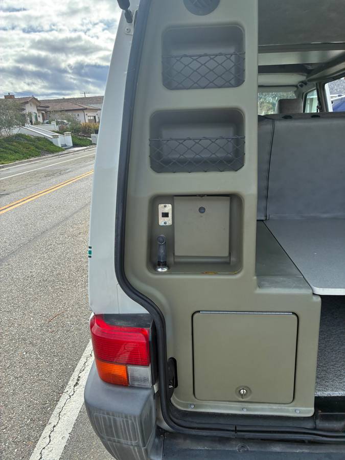 Volkswagen-eurovan-panel-van-1995-white-4