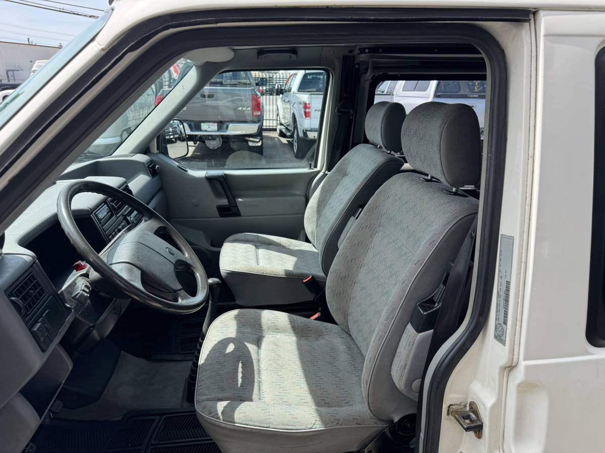 Volkswagen-eurovan-panel-van-1995-white-41