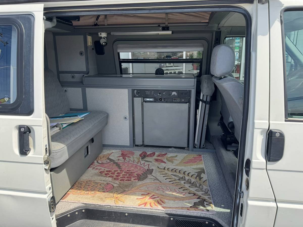 Volkswagen-eurovan-panel-van-1995-white-42