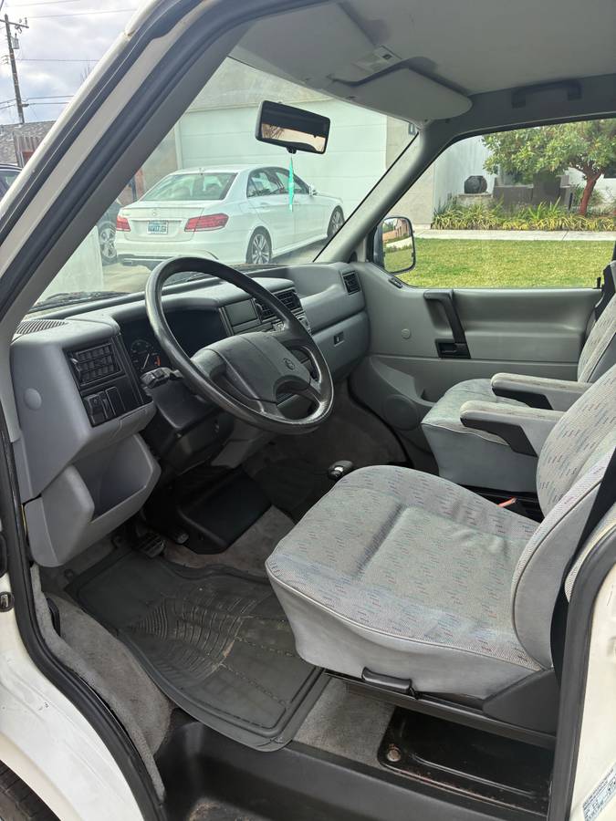 Volkswagen-eurovan-panel-van-1995-white-5