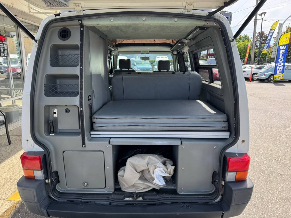 Volkswagen-eurovan-panel-van-1995-white-9