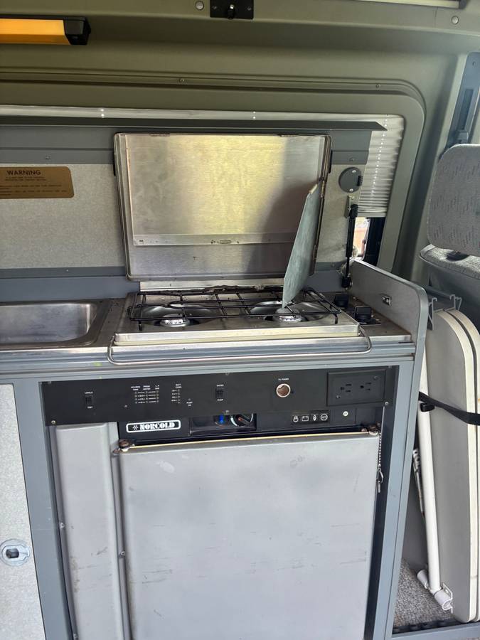 Volkswagen-eurovan-panel-van-1995-white-9