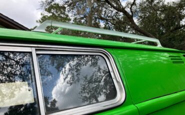 Volkswagen-kombi-1973-green-10