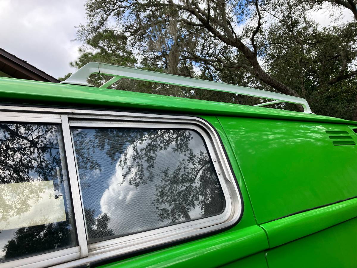 Volkswagen-kombi-1973-green-10