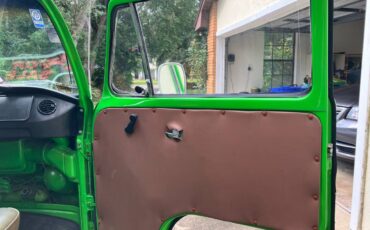 Volkswagen-kombi-1973-green-12