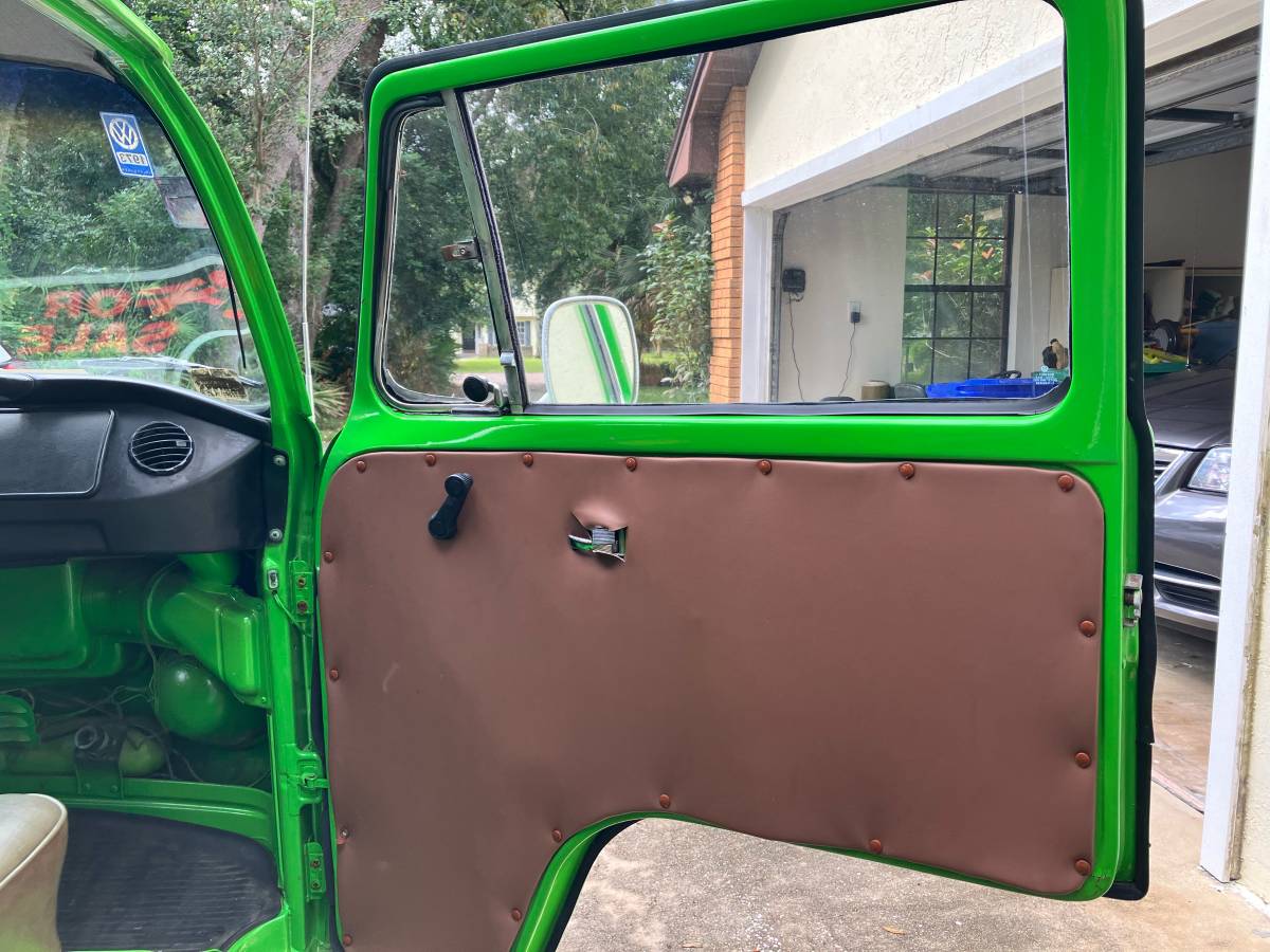 Volkswagen-kombi-1973-green-12