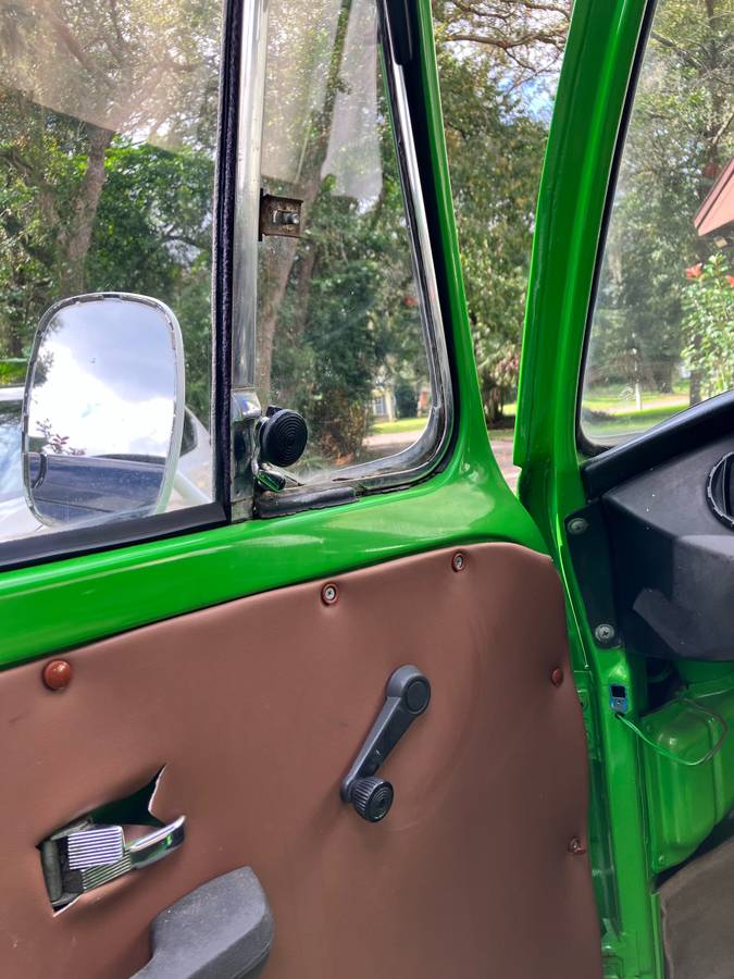 Volkswagen-kombi-1973-green-13