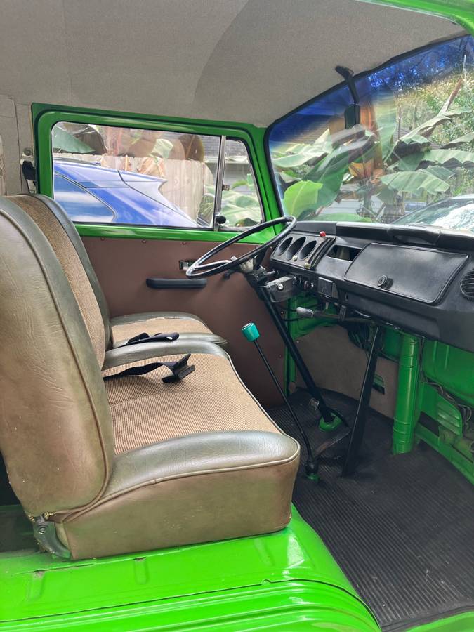 Volkswagen-kombi-1973-green-15