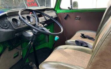 Volkswagen-kombi-1973-green-16
