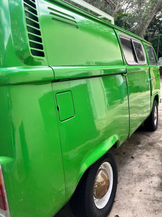 Volkswagen-kombi-1973-green-20