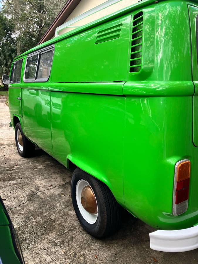 Volkswagen-kombi-1973-green-21