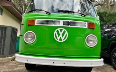 Volkswagen-kombi-1973-green-4