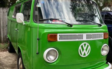 Volkswagen-kombi-1973-green-5