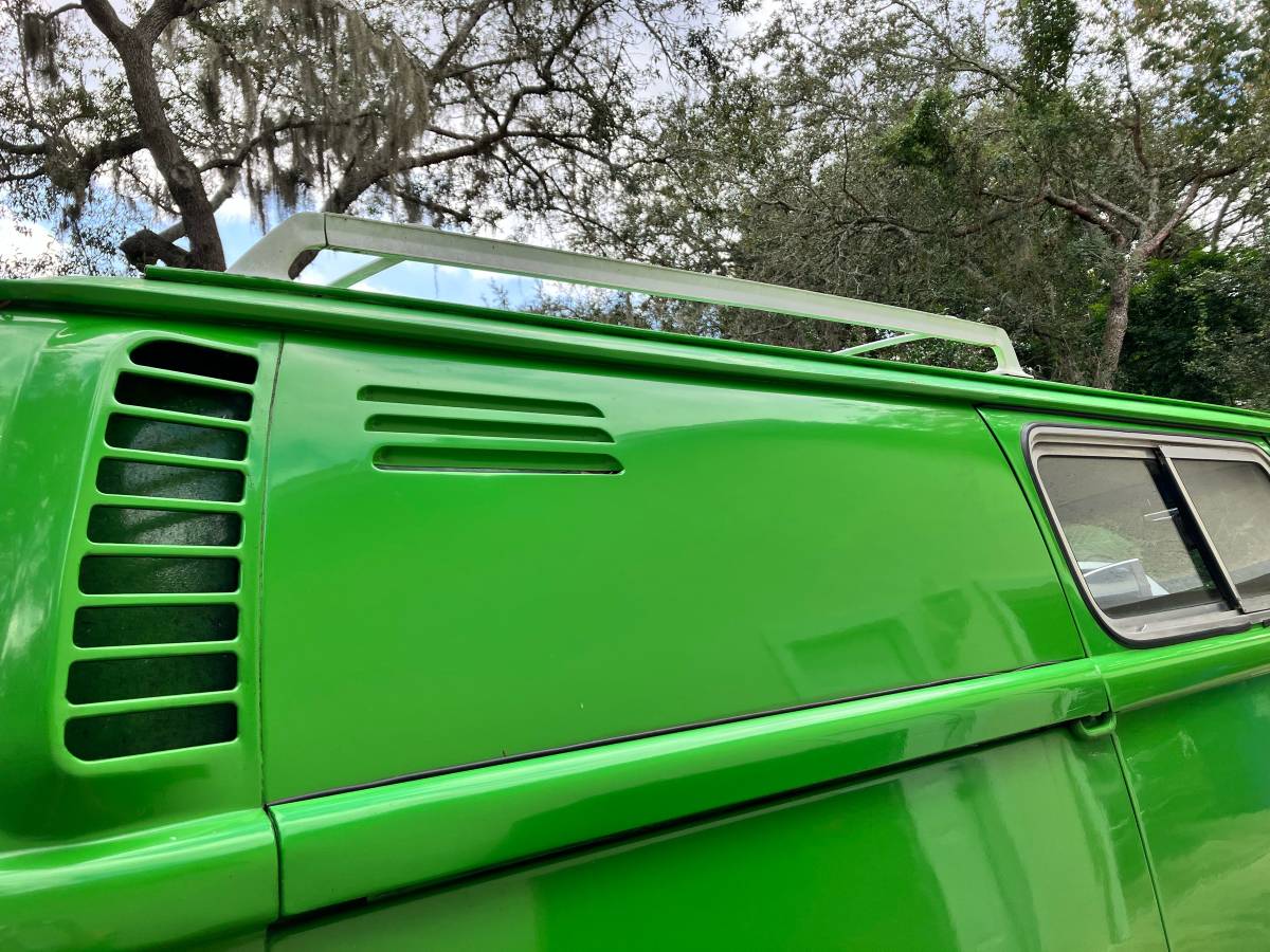 Volkswagen-kombi-1973-green-9