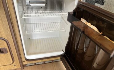 Volkswagen-kombi-camper-1981-blue-17