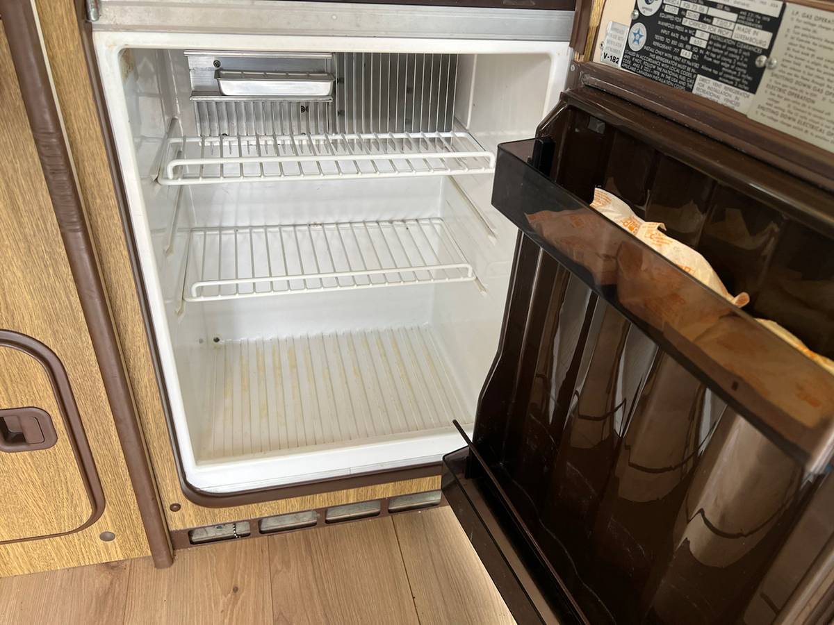 Volkswagen-kombi-camper-1981-blue-17