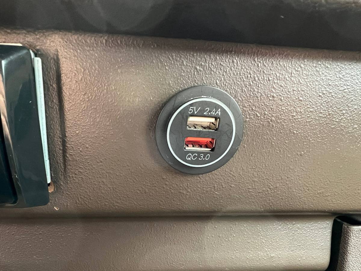 Volkswagen-kombi-camper-1981-blue-21