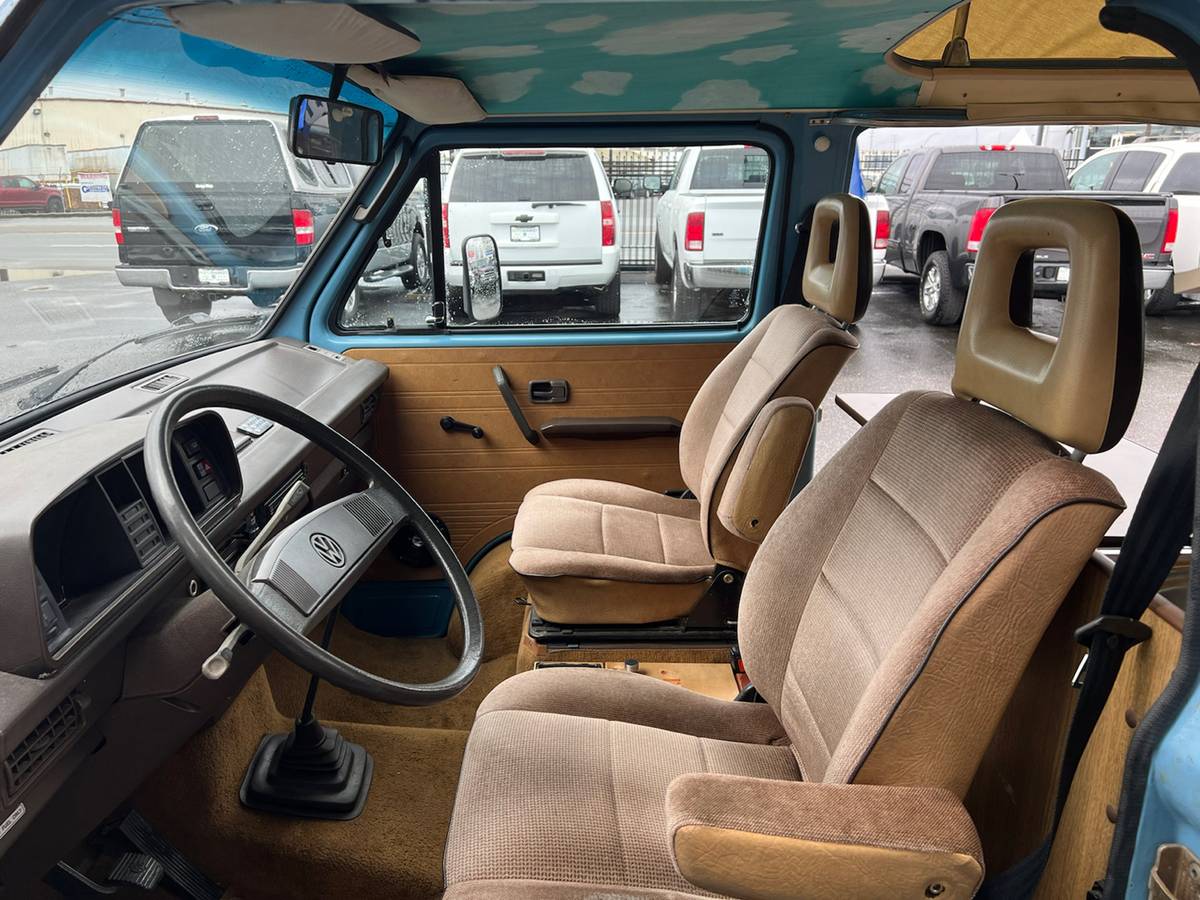 Volkswagen-kombi-camper-1981-blue-23
