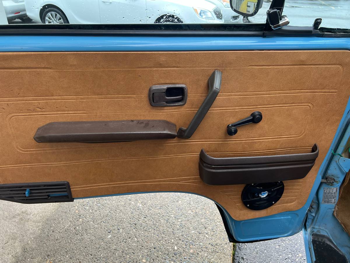 Volkswagen-kombi-camper-1981-blue-24