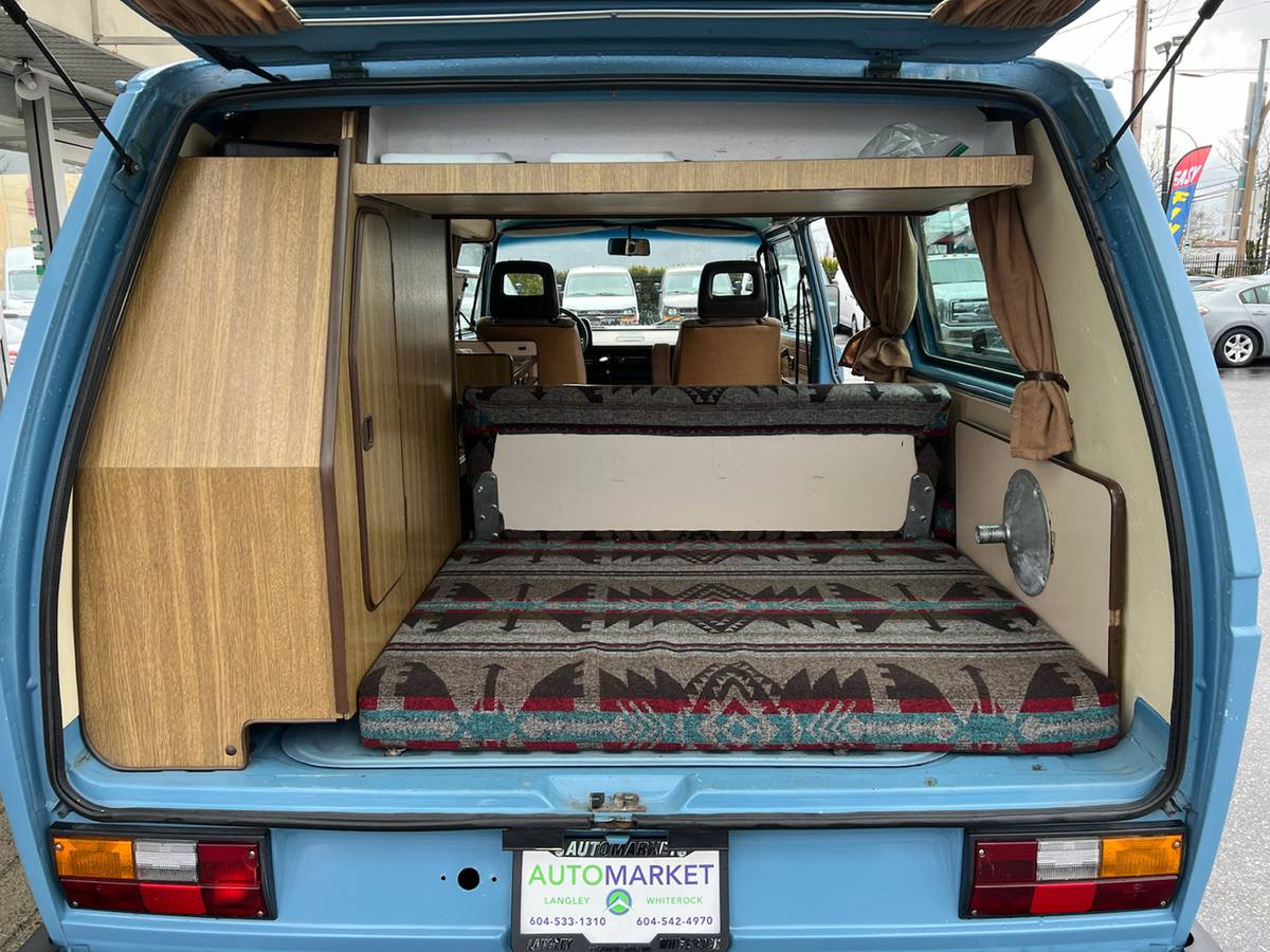 Volkswagen-kombi-camper-1981-blue-27