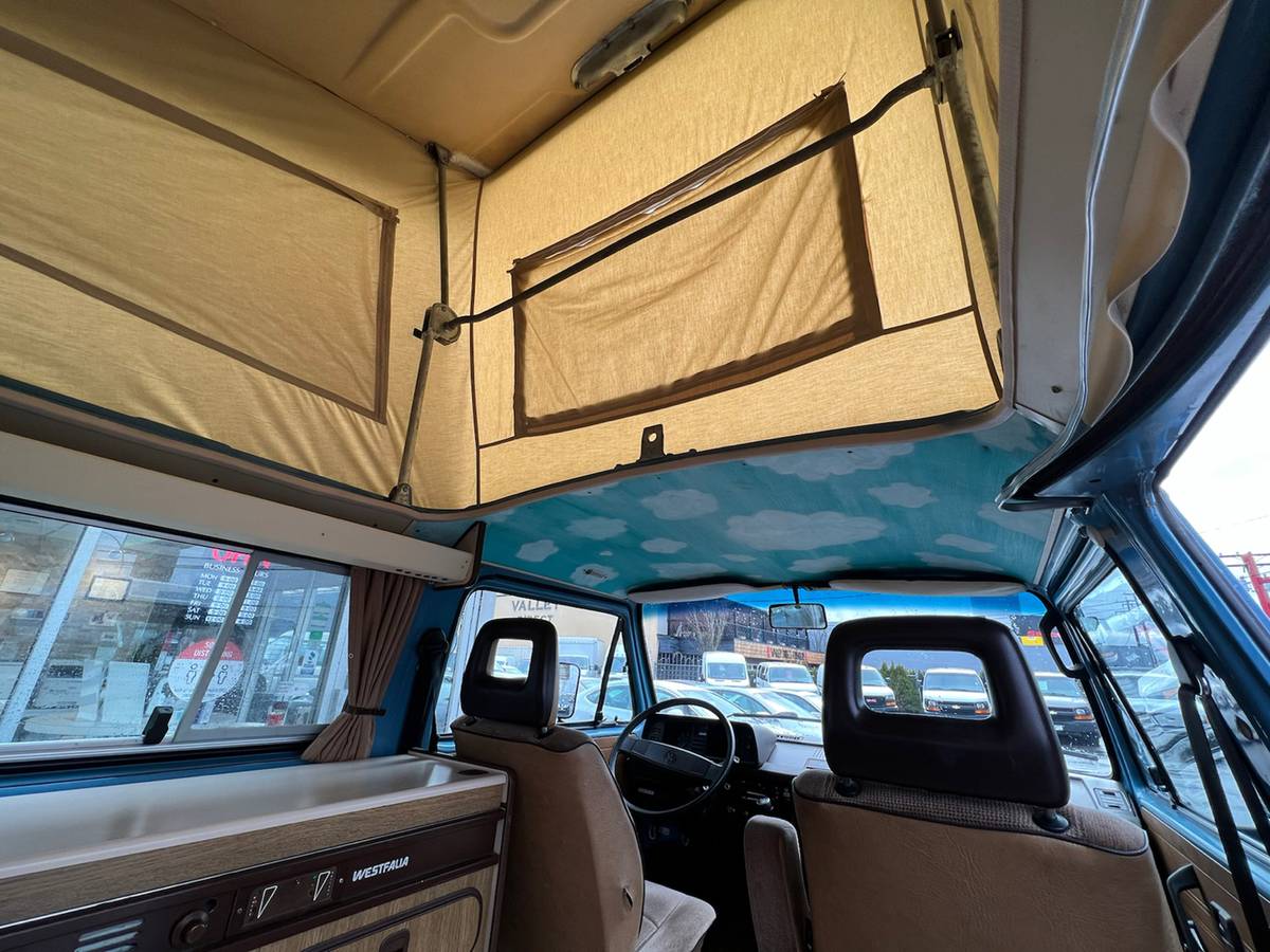 Volkswagen-kombi-camper-1981-blue-29