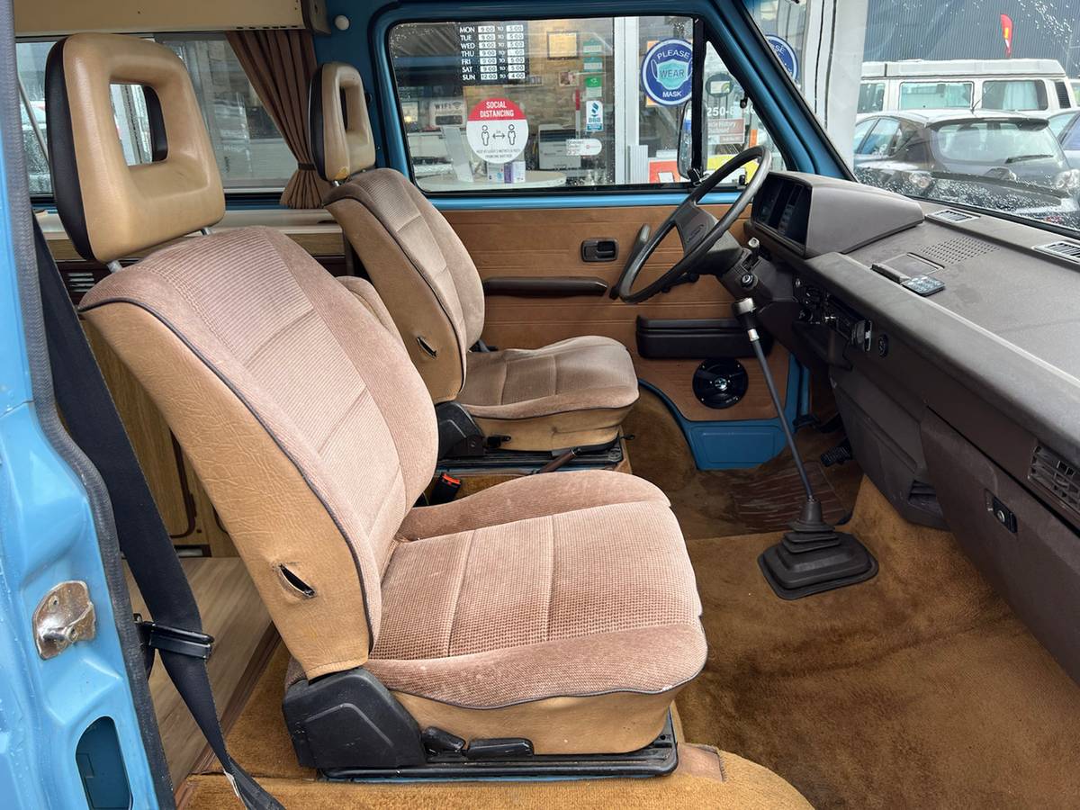 Volkswagen-kombi-camper-1981-blue-30