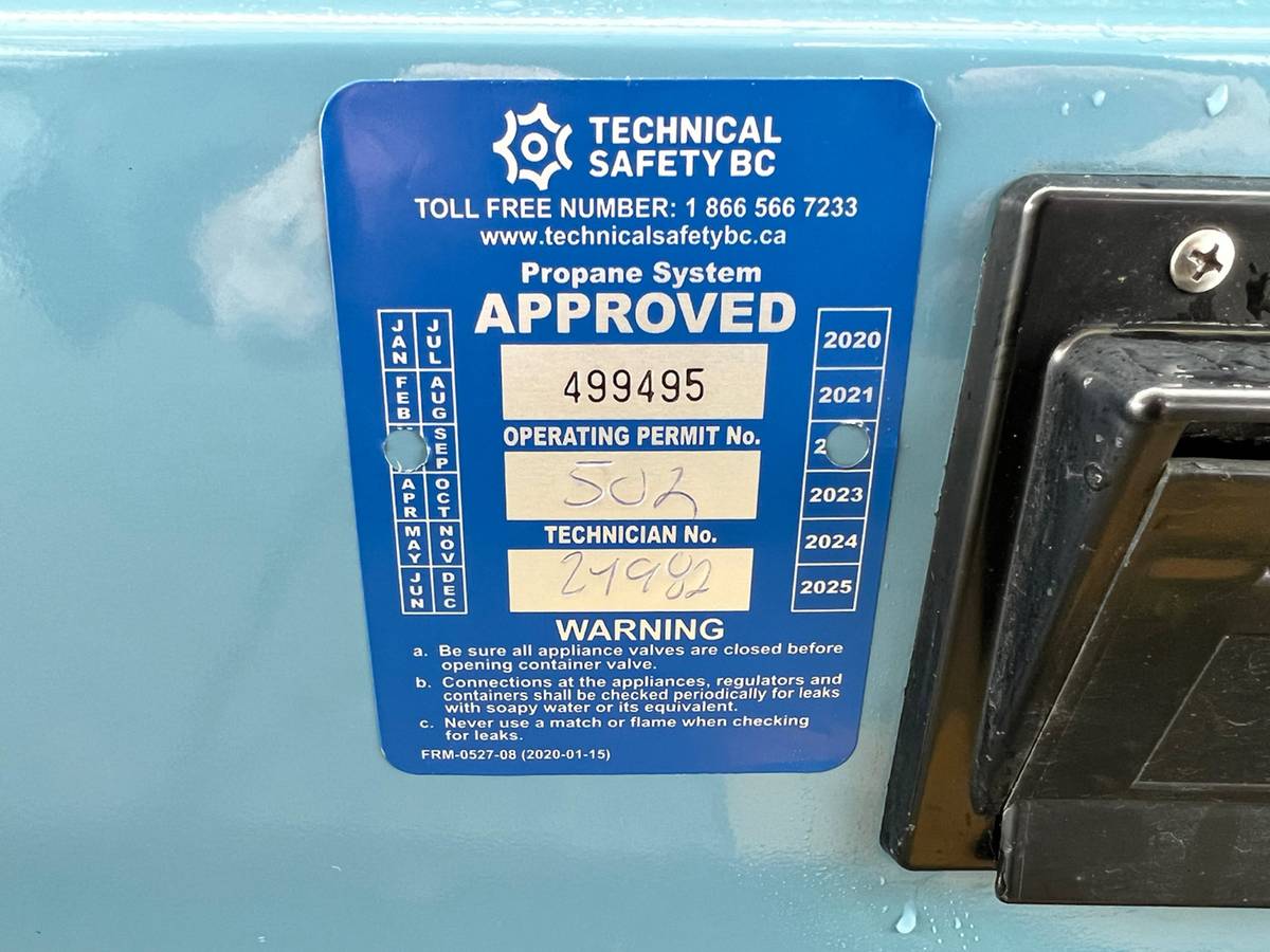 Volkswagen-kombi-camper-1981-blue-31