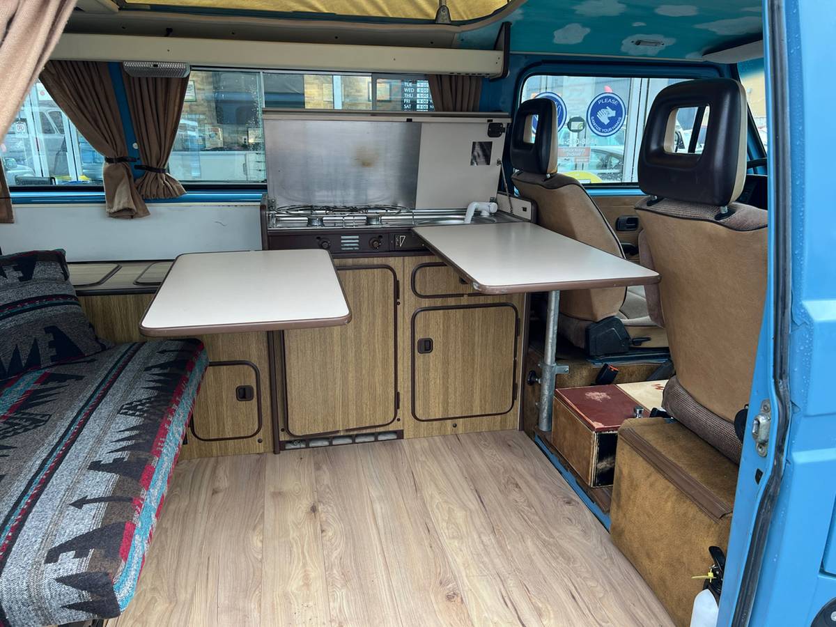 Volkswagen-kombi-camper-1981-blue-34