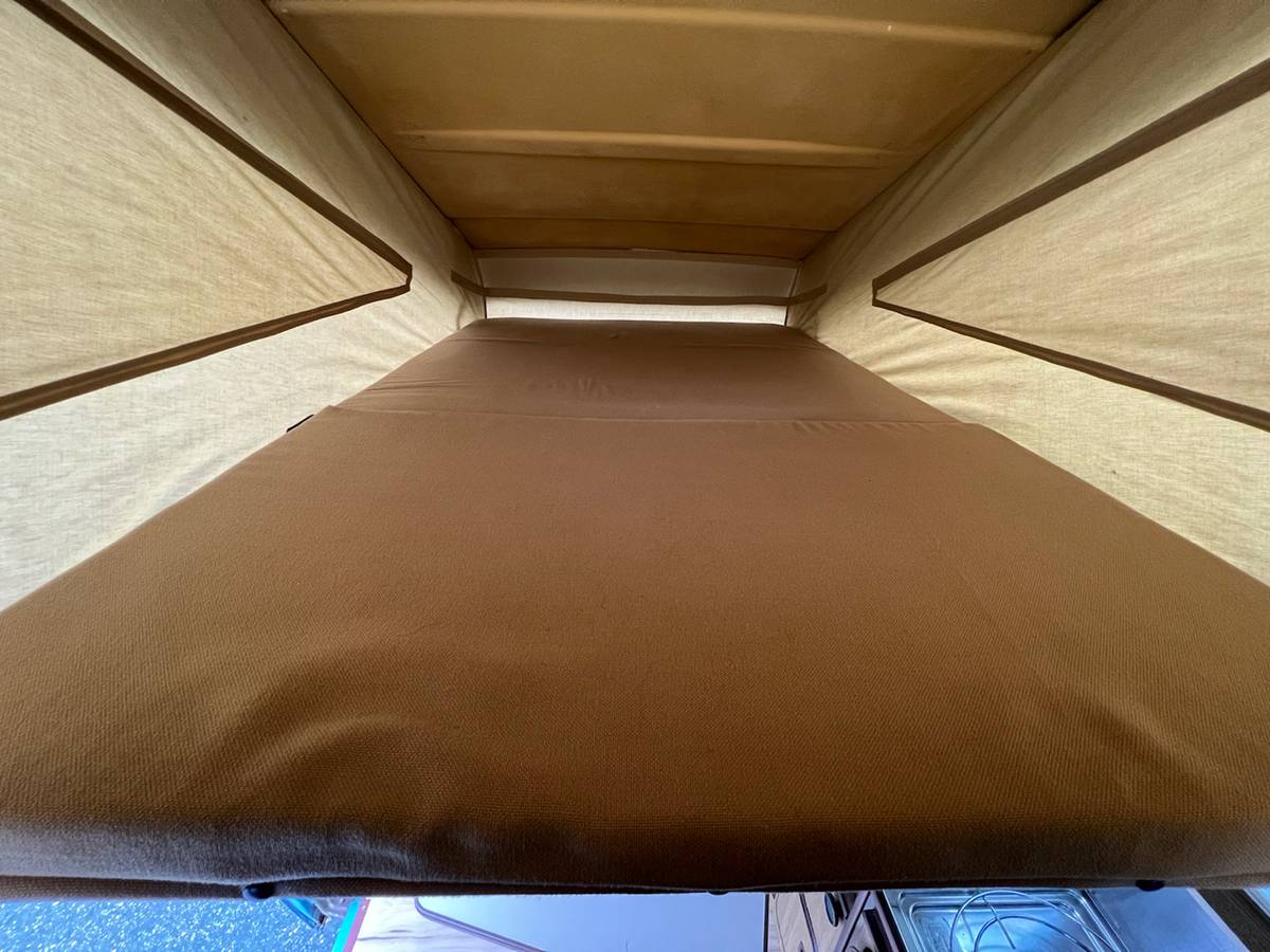 Volkswagen-kombi-camper-1981-blue-35