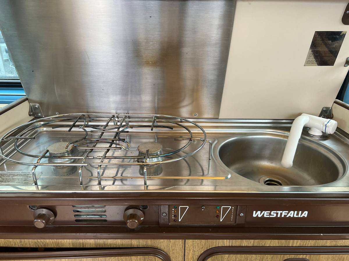 Volkswagen-kombi-camper-1981-blue-36