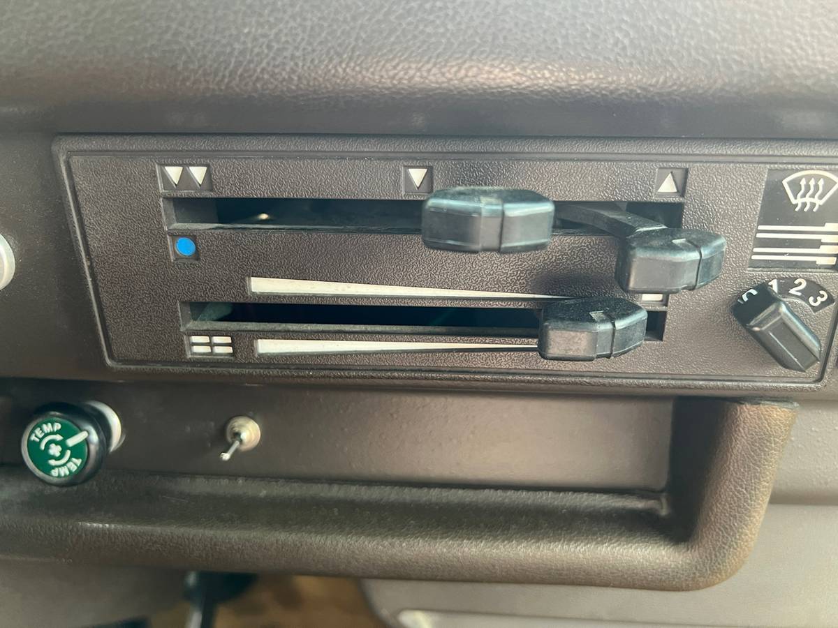 Volkswagen-kombi-camper-1981-blue-40